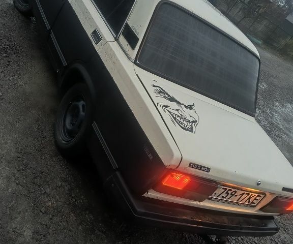 Белый ВАЗ 2107, объемом двигателя 1.7 л и пробегом 300 тыс. км за 497 $, фото 4 на Automoto.ua