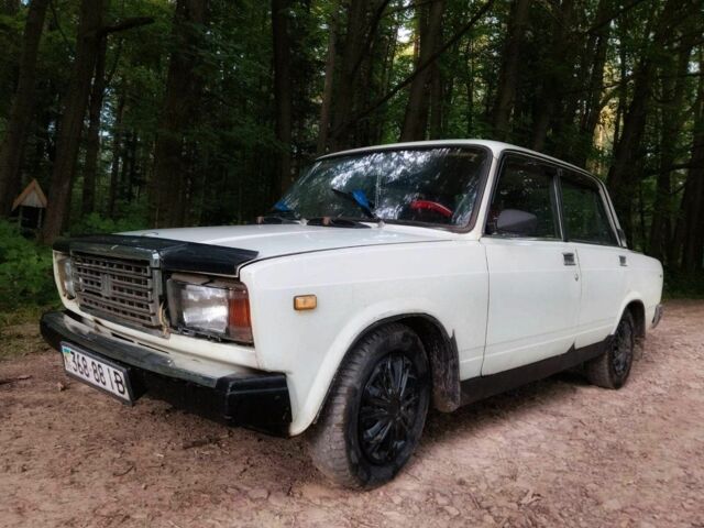 Белый ВАЗ 2107, объемом двигателя 1.5 л и пробегом 80 тыс. км за 1050 $, фото 1 на Automoto.ua