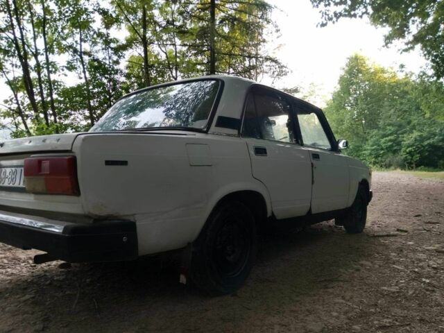 Белый ВАЗ 2107, объемом двигателя 1.5 л и пробегом 80 тыс. км за 1050 $, фото 2 на Automoto.ua