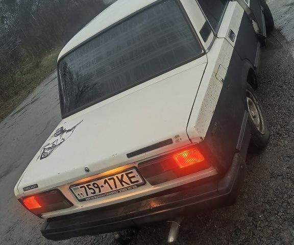 Белый ВАЗ 2107, объемом двигателя 1.7 л и пробегом 300 тыс. км за 497 $, фото 3 на Automoto.ua