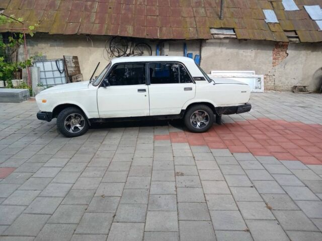 Белый ВАЗ 2107, объемом двигателя 10 л и пробегом 180 тыс. км за 420 $, фото 1 на Automoto.ua