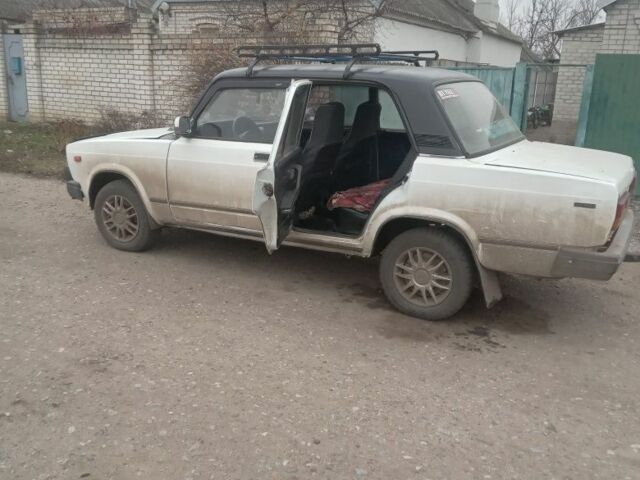 Белый ВАЗ 2107, объемом двигателя 0 л и пробегом 300 тыс. км за 473 $, фото 2 на Automoto.ua