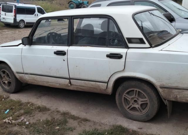 Белый ВАЗ 2107, объемом двигателя 1.5 л и пробегом 250 тыс. км за 437 $, фото 2 на Automoto.ua