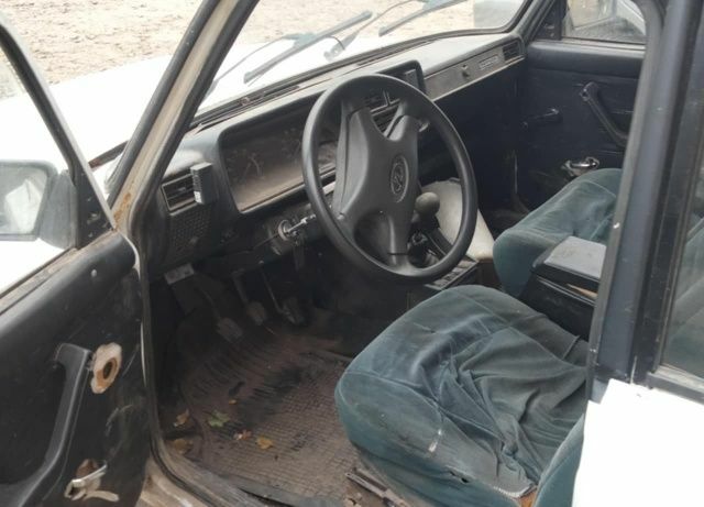 Белый ВАЗ 2107, объемом двигателя 1.5 л и пробегом 250 тыс. км за 437 $, фото 4 на Automoto.ua
