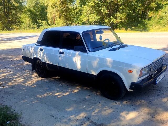 Белый ВАЗ 2107, объемом двигателя 1.5 л и пробегом 275 тыс. км за 1000 $, фото 3 на Automoto.ua