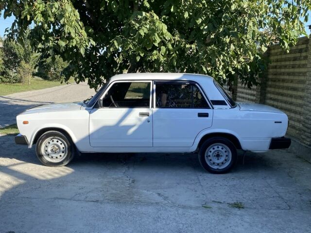 Белый ВАЗ 2107, объемом двигателя 1.5 л и пробегом 150 тыс. км за 952 $, фото 4 на Automoto.ua