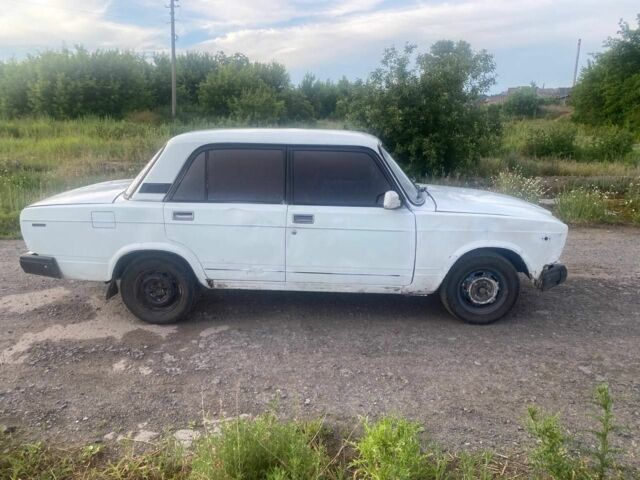 Белый ВАЗ 2107, объемом двигателя 2 л и пробегом 400 тыс. км за 401 $, фото 2 на Automoto.ua
