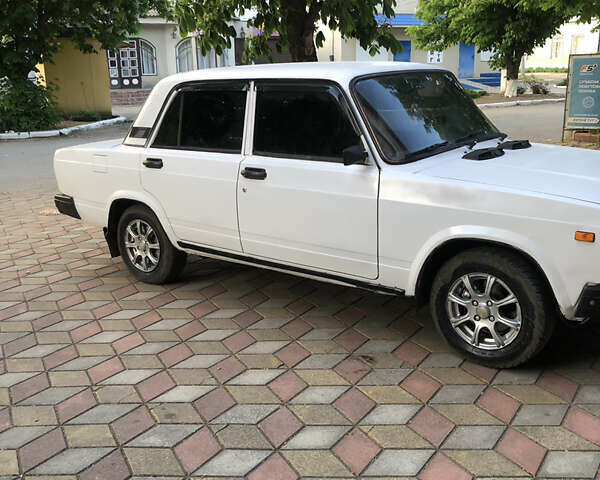 Белый ВАЗ 2107, объемом двигателя 1.5 л и пробегом 150 тыс. км за 900 $, фото 1 на Automoto.ua