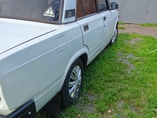 Белый ВАЗ 2107, объемом двигателя 1.5 л и пробегом 250 тыс. км за 1100 $, фото 4 на Automoto.ua