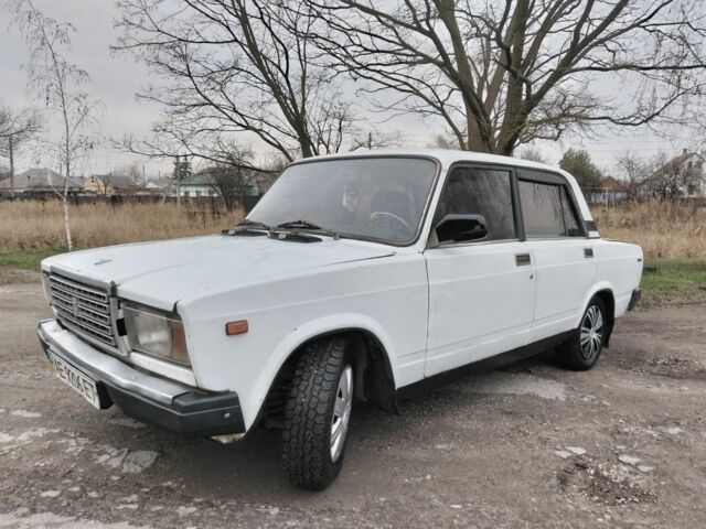 Белый ВАЗ 2107, объемом двигателя 1 л и пробегом 300 тыс. км за 824 $, фото 6 на Automoto.ua