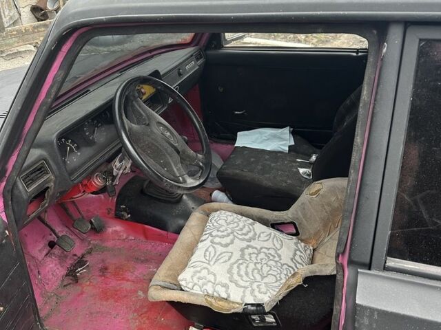 Черный ВАЗ 2107, объемом двигателя 1.6 л и пробегом 300 тыс. км за 800 $, фото 5 на Automoto.ua