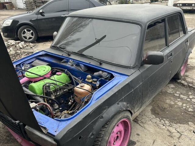 Черный ВАЗ 2107, объемом двигателя 1.6 л и пробегом 300 тыс. км за 800 $, фото 1 на Automoto.ua