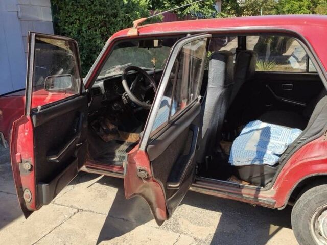 ВАЗ 2107 1976 в Краматорске на Automoto.ua Красный ВАЗ 2107, объемом двигателя 0 л и пробегом 3 тыс. км за 450 $, фото 2 на Automoto.ua
