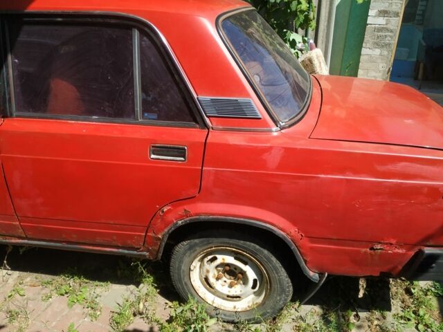 Красный ВАЗ 2107, объемом двигателя 1.5 л и пробегом 176 тыс. км за 350 $, фото 2 на Automoto.ua