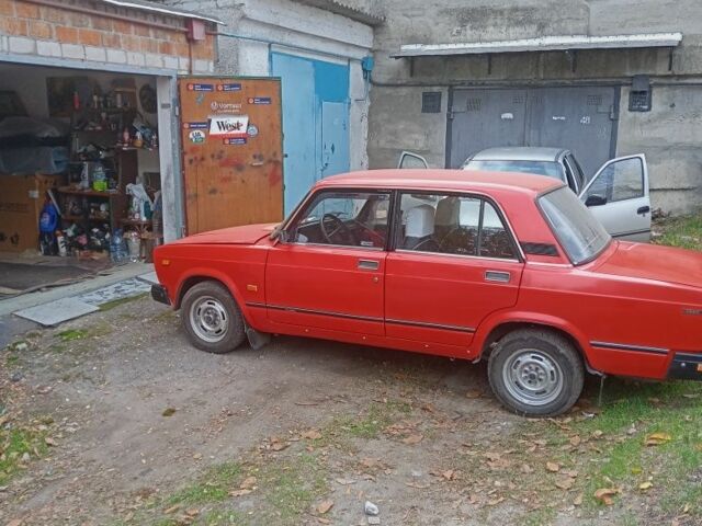 Красный ВАЗ 2107, объемом двигателя 1.5 л и пробегом 495 тыс. км за 1200 $, фото 2 на Automoto.ua