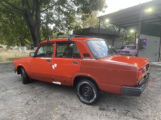 Красный ВАЗ 2107, объемом двигателя 1.5 л и пробегом 300 тыс. км за 504 $, фото 2 на Automoto.ua