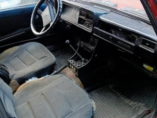 Красный ВАЗ 2107, объемом двигателя 0 л и пробегом 200 тыс. км за 300 $, фото 3 на Automoto.ua