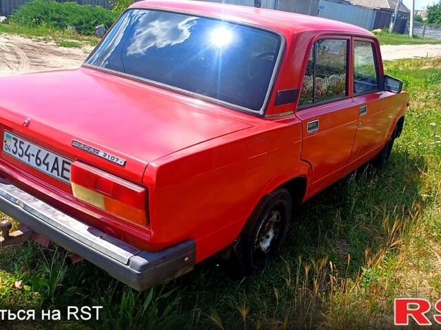 Красный ВАЗ 2107, объемом двигателя 1.5 л и пробегом 230 тыс. км за 750 $, фото 2 на Automoto.ua