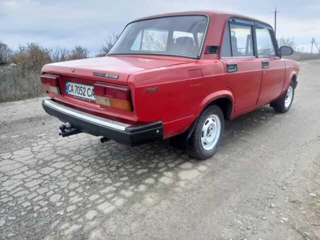 Красный ВАЗ 2107, объемом двигателя 1 л и пробегом 100 тыс. км за 559 $, фото 2 на Automoto.ua