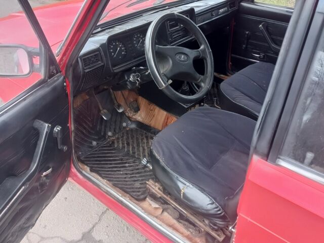 Красный ВАЗ 2107, объемом двигателя 1 л и пробегом 100 тыс. км за 559 $, фото 4 на Automoto.ua