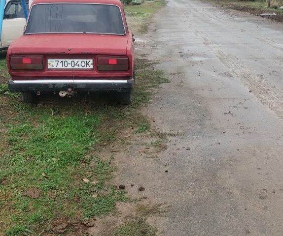 Красный ВАЗ 2107, объемом двигателя 1 л и пробегом 200 тыс. км за 250 $, фото 2 на Automoto.ua