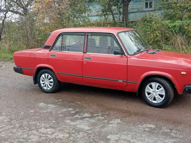 Красный ВАЗ 2107, объемом двигателя 1.5 л и пробегом 330 тыс. км за 764 $, фото 5 на Automoto.ua