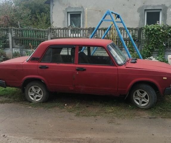 Красный ВАЗ 2107, объемом двигателя 1 л и пробегом 200 тыс. км за 250 $, фото 1 на Automoto.ua