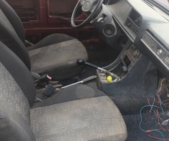 Красный ВАЗ 2107, объемом двигателя 1 л и пробегом 200 тыс. км за 250 $, фото 3 на Automoto.ua