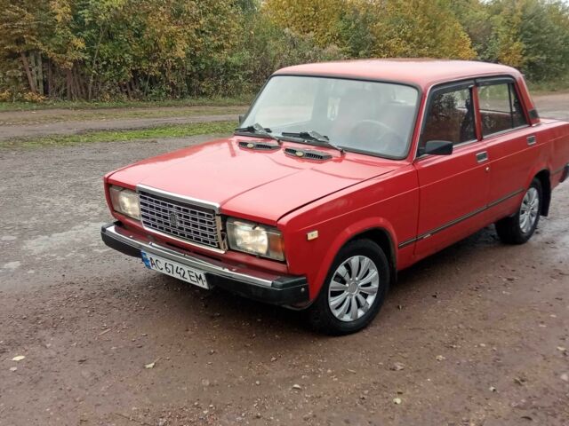 Красный ВАЗ 2107, объемом двигателя 1.5 л и пробегом 330 тыс. км за 764 $, фото 2 на Automoto.ua