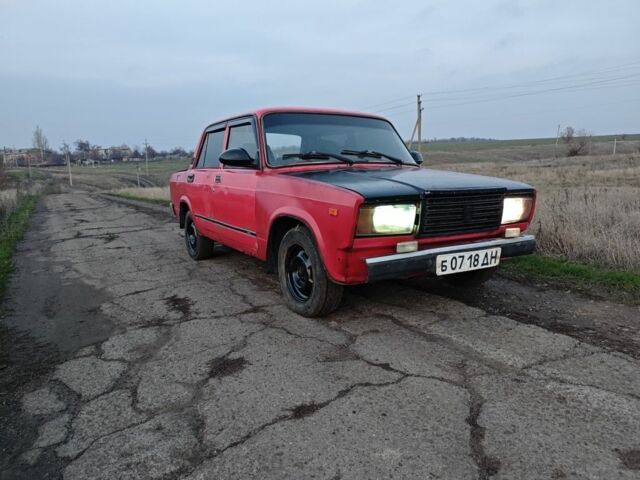 Красный ВАЗ 2107, объемом двигателя 1 л и пробегом 111 тыс. км за 357 $, фото 1 на Automoto.ua