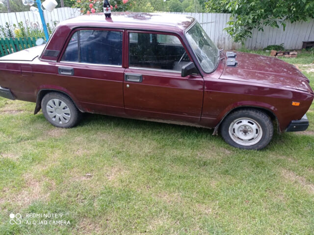 Красный ВАЗ 2107, объемом двигателя 1.5 л и пробегом 200 тыс. км за 597 $, фото 3 на Automoto.ua