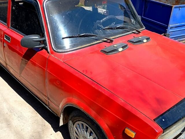 Красный ВАЗ 2107, объемом двигателя 15 л и пробегом 0 тыс. км за 650 $, фото 2 на Automoto.ua