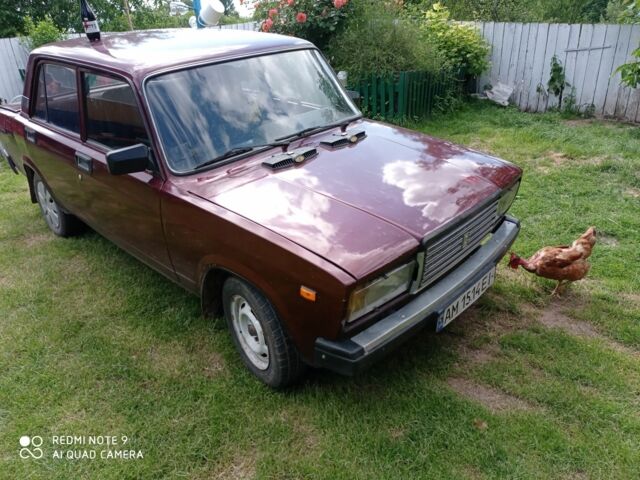 Красный ВАЗ 2107, объемом двигателя 1.5 л и пробегом 200 тыс. км за 597 $, фото 1 на Automoto.ua