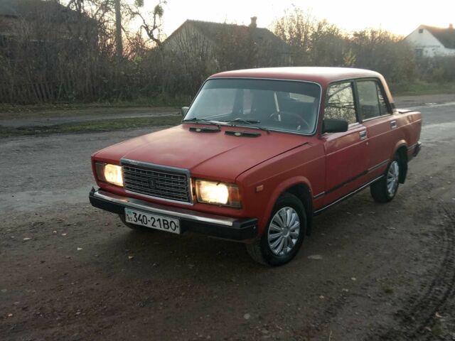 Красный ВАЗ 2107, объемом двигателя 1.3 л и пробегом 330 тыс. км за 375 $, фото 1 на Automoto.ua