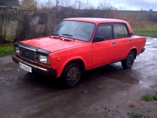 Красный ВАЗ 2107, объемом двигателя 1.5 л и пробегом 250 тыс. км за 1250 $, фото 1 на Automoto.ua