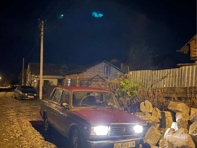 Красный ВАЗ 2107, объемом двигателя 1.5 л и пробегом 100 тыс. км за 381 $, фото 2 на Automoto.ua