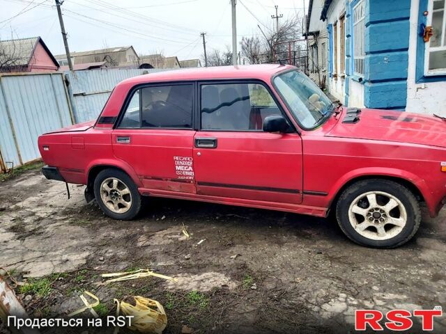 Красный ВАЗ 2107, объемом двигателя 1.5 л и пробегом 546 тыс. км за 600 $, фото 2 на Automoto.ua