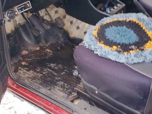 Красный ВАЗ 2107, объемом двигателя 0 л и пробегом 32 тыс. км за 809 $, фото 2 на Automoto.ua