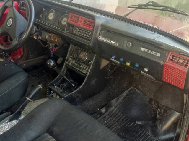 Красный ВАЗ 2107, объемом двигателя 3 л и пробегом 54 тыс. км за 555 $, фото 6 на Automoto.ua