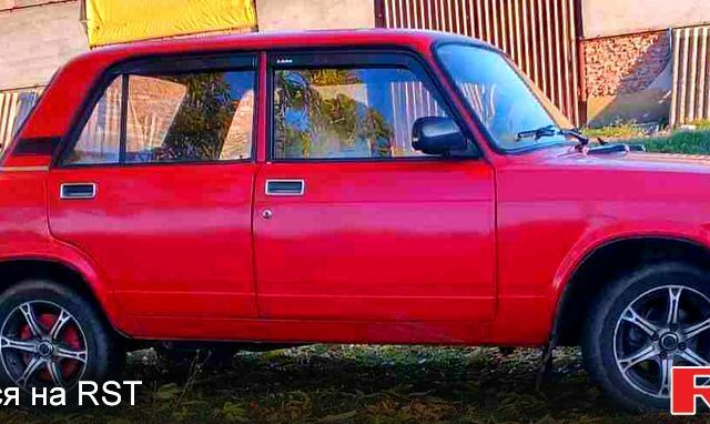 Красный ВАЗ 2107, объемом двигателя 1.5 л и пробегом 74 тыс. км за 1500 $, фото 2 на Automoto.ua