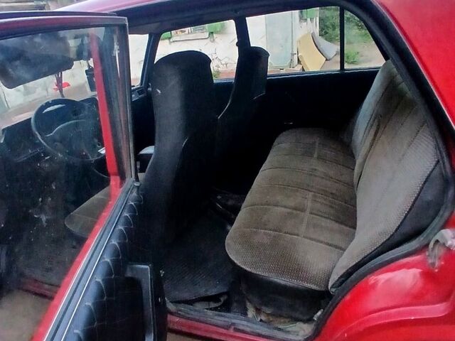 ВАЗ 2107 1996 у Новомосковске на Automoto.ua Червоний ВАЗ 2107, об'ємом двигуна 1.5 л та пробігом 200 тис. км за 1200 $, фото 3 на Automoto.ua