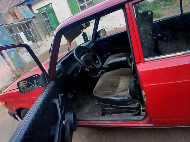 ВАЗ 2107 1996 у Новомосковске на Automoto.ua Червоний ВАЗ 2107, об'ємом двигуна 1.5 л та пробігом 200 тис. км за 1200 $, фото 6 на Automoto.ua