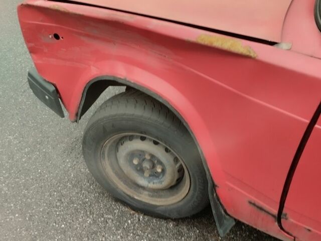 Красный ВАЗ 2107, объемом двигателя 1.5 л и пробегом 200 тыс. км за 592 $, фото 4 на Automoto.ua