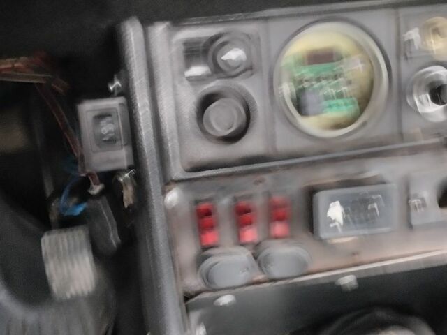 Красный ВАЗ 2107, объемом двигателя 1.5 л и пробегом 200 тыс. км за 592 $, фото 6 на Automoto.ua