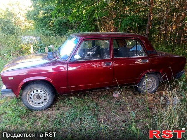 Красный ВАЗ 2107, объемом двигателя 1.5 л и пробегом 300 тыс. км за 720 $, фото 1 на Automoto.ua