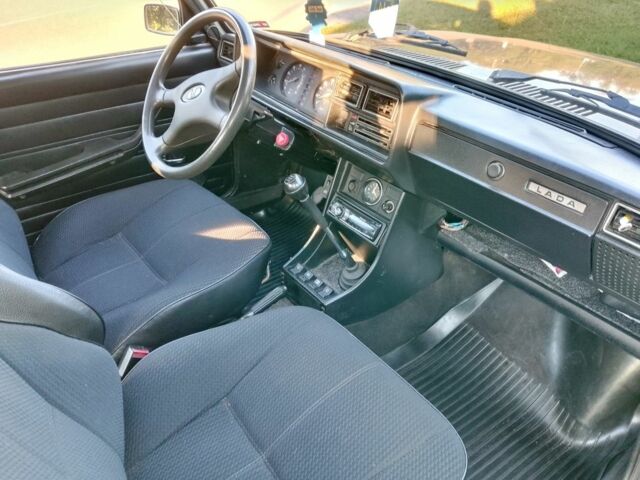 Красный ВАЗ 2107, объемом двигателя 2 л и пробегом 127 тыс. км за 1050 $, фото 2 на Automoto.ua