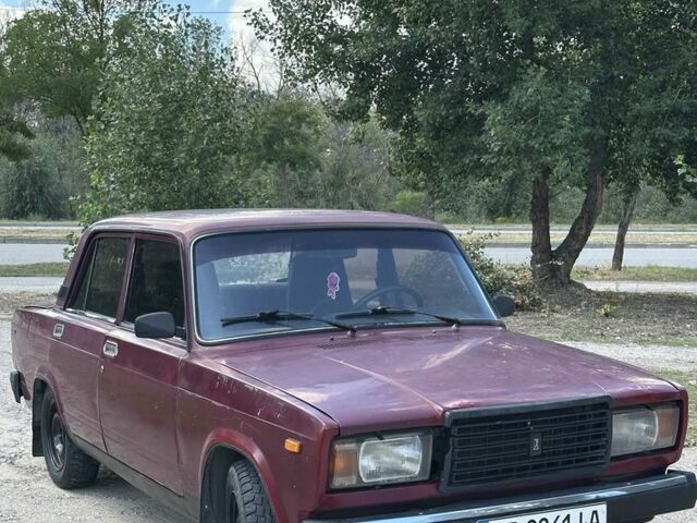 Красный ВАЗ 2107, объемом двигателя 1.5 л и пробегом 137 тыс. км за 585 $, фото 2 на Automoto.ua