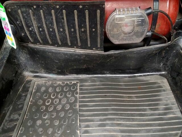 Красный ВАЗ 2107, объемом двигателя 1.5 л и пробегом 250 тыс. км за 1700 $, фото 3 на Automoto.ua