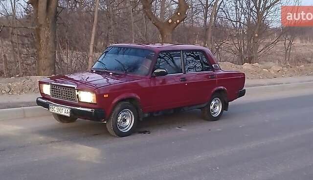 Красный ВАЗ 2107, объемом двигателя 1.5 л и пробегом 180 тыс. км за 800 $, фото 4 на Automoto.ua