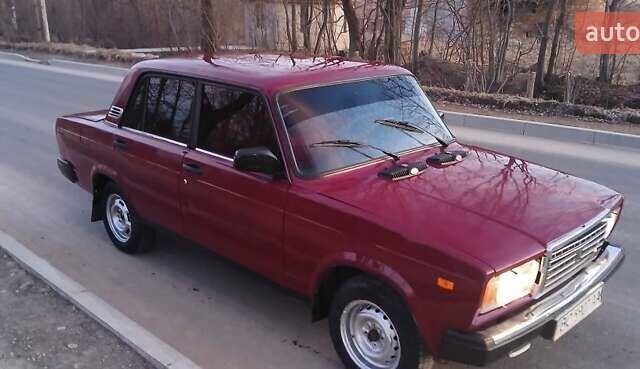 Красный ВАЗ 2107, объемом двигателя 1.5 л и пробегом 180 тыс. км за 800 $, фото 1 на Automoto.ua